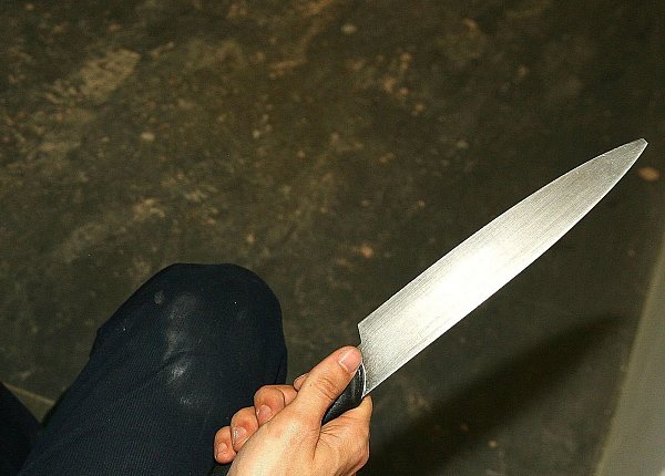 Einer der acht aggressiven Männern zog vor der Disko am Jahnplatz ein Messer, um damit den Einlass der Gruppe zu erzwingen. - © picture alliance / empics