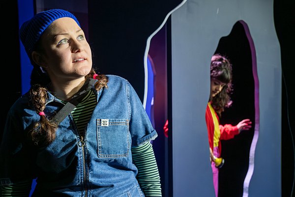 Antonia Tenbrock und Dyana Maria Krupezki (v.l.) durchlaufen den `Tunnel der Isolation´ im Theater Paderborn. - © Tobias Kreft