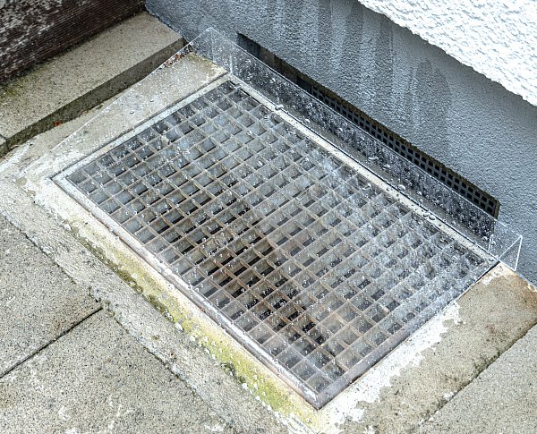 Das verwendete Acrylglas ist robust, stoß- und bruchfest und widersteht dauerhaft Witterungseinflüssen und UV-Strahlen. - © queence
