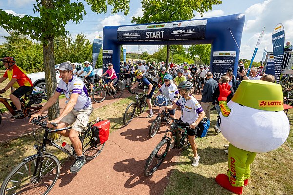 Ob beim Start, unterwegs auf der Strecke, an den Pausenstopps oder abends beim Sommer-Open-Air: Die Stimmung auf der NRW-Radtour war bestens. - © Jens Naumann