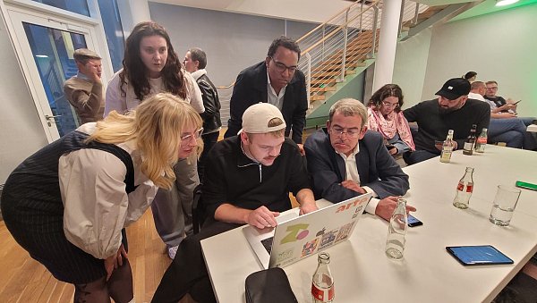 SPD-Fraktionschef Volker Richter (r.) verfolgt kritisch die Wahlergebnisse am Laptop. - © Ludger Osterkamp