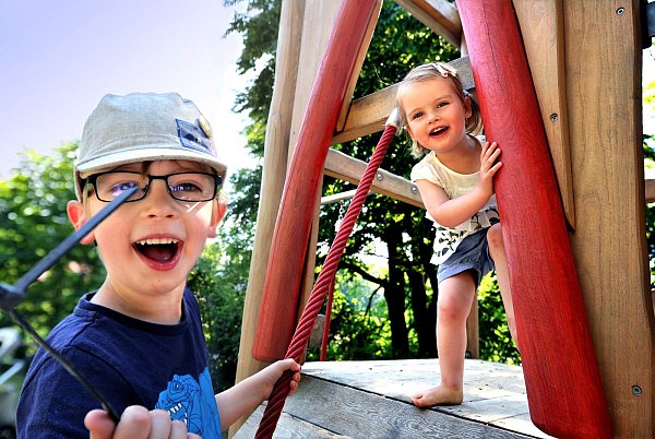 Profis im Testen: Levi (4) und seine Schwester Thea (2) testeten den Spielplatz auf der Promenade. - © andreas frücht