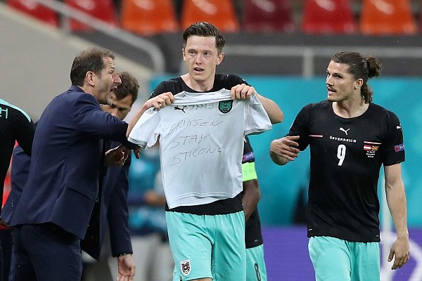 Michael Gregoritsch (M) jubelt mit einem Trikot mit der Aufschrift «Eriksen stay strong» (Eriksen bleibt stark). - © Marko Djurica/Reuters Pool/AP/dpa