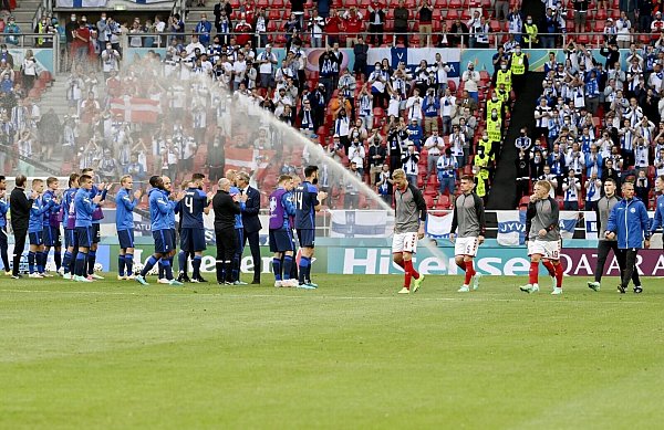 Beide Mannschaften entschlossen sich nach der ersten Entwarnung zum Weiterspielen. - © Markku Ulander/Lehtikuva/dpa