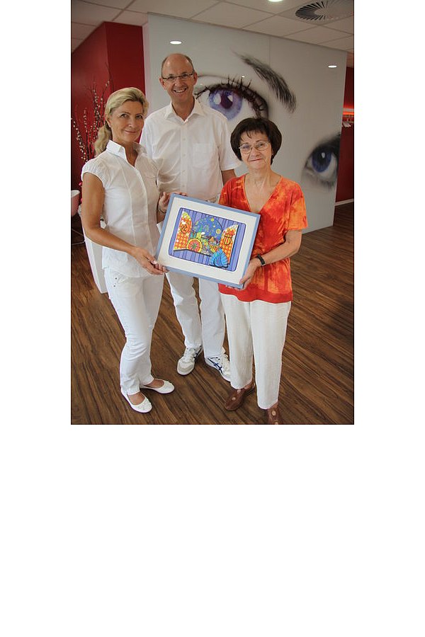 Dr. Ruth und Dr. Uwe Reinking (von links). Als Dankeschön-Überraschung überreichten die beiden Augenärzte Margot von der Lippe-Emmerichs einen limitierten und signierten Druck des Paderborner Künstlers Hyazinth Pakulla.