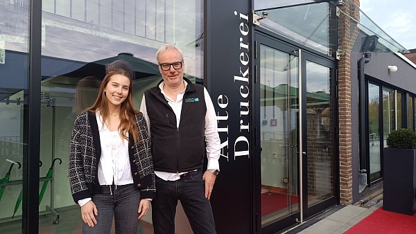 Kira und Wilhelm Mormann freuen sich darauf, dass die Wiederbelebung der Gebäude der ehemaligen Druckerei Rahning hin zur Remise Bünde bald abgeschlossen sein wird. - © Sven Hauhart