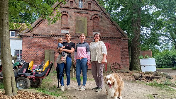 Katrin Hölscher mit Sohn Ivo (v.l.), Kira Dette und Sandra Kreft kämpfen für ihr Projekt eines Naturkindergartens auf dem Bauernhof der Familie Kreft in Muckum. - © Sven Hauhart