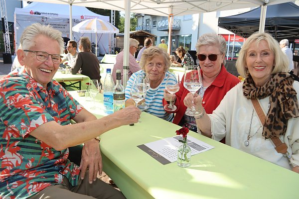 Wolfgang Robrecht (v.l.), Martha Detlefsen, Helga Becker und Karin Heidemann genießen den Holter Weinmarkt 2024. - © Sigurd Gringel
