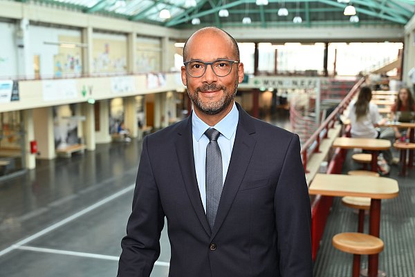 Daniel Klotz wurde im September 2024 zum Universitätsprofessor für das Fach Neonatologie an der Medizinischen Fakultät OWL der Universität Bielefeld berufen. - © Universität Bielefeld