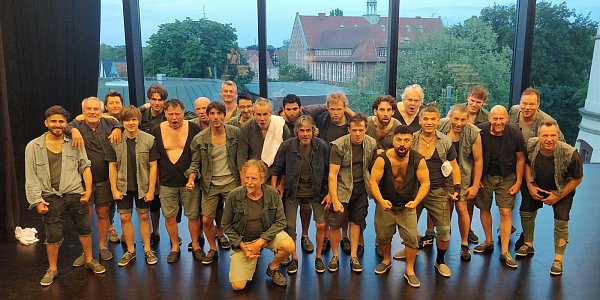 Verwegen: Gütersloher Statisten bei den Proben zu „Moby Dick“ auf der Studiobühne. Foto: Theater GT - © Theater Gütersloh