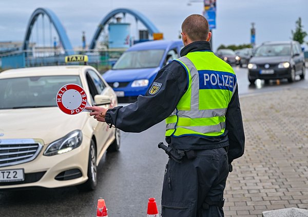 Ein Bundespolizist kontrolliert den Einreiseverkehr am deutsch-polnischen Grenzübergang Stadtbrücke zwischen Frankfurt (Oder) und Slubice. - © Patrick Pleul/dpa