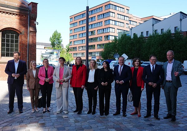 Lars Klingbeil (l.-r.), SPD-Vorsitzender und designierter Bundesfinanzminister und Vizekanzler, mit den weiteren SPD-Mitgliedern des künftigen Kabinetts. Ausnahme: Parteichefin Saskia Esken (4.v.l.) bekommt keinen Kabinettsposten. Generalsekretär Matthias Miersch (r.) wird den Fraktionsvorsitz übernehmen. - © Kay Nietfeld/dpa