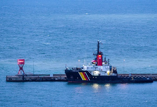 Unter anderem der Notschlepper „Bremen Fighter“ sei wegen des Tankers vor Rügen alarmiert worden. - © Jens Büttner/dpa