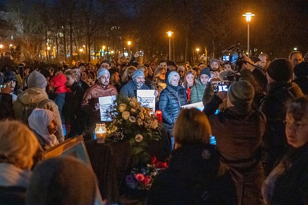 Zahlreiche Menschen sind zum stillen Gedenken in den Park Schöntal gekommen. Das Bündnis «Aschaffenburg bleibt bunt» veranstaltet ein stilles Gedenken nach dem tödlichen Messerangriff im Park Schöntal gekommen. - © Daniel Vogl/dpa