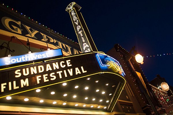 Die Fassade des Egyptian Theatre auf der Main Street während des Sundance Film Festivals in Park City. Robert Redford ist tot. Er war Gründer des Sundance Institute. - © Arthur Mola/Invision/AP/dpa