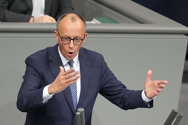 Unionskanzlerkandidat Friedrich Merz (CDU) spricht bei der Sitzung zur Vertrauensfrage im Bundestag. - © dpa