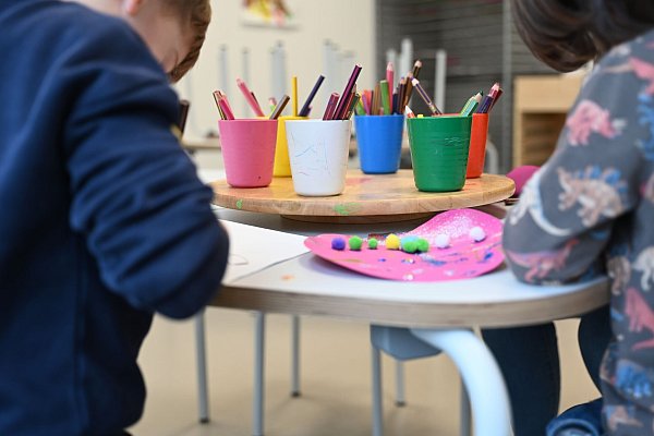 Kinder beim kreativen Arbeiten in einer Kita: Frühförderung und Chancengleichheit sind zentrale Themen der aktuellen Bildungsempfehlungen in NRW. - © Maximilian von Klenze/dpa