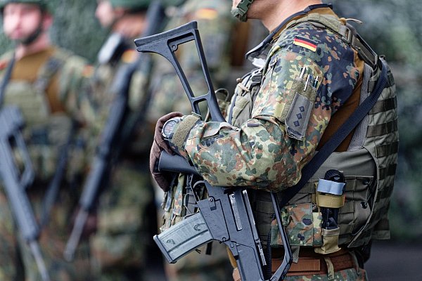 Die künftigen Regierungspartner wollen ein „auf Freiwilligkeit basierendes Wehrdienstmodell“ für die Bundeswehr. - © Henning Kaiser/dpa