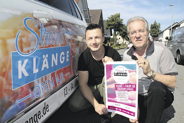 Freuen sich auf viele Besucher: Die Organisatoren Nils Grewe (l.) und Jürgen Jäger-Stein sind gut vorbereitet auf das Open-Air-Festival „Strandklänge“ am Godelheimer See. Foto: Amina Vieth - © Amina Vieth