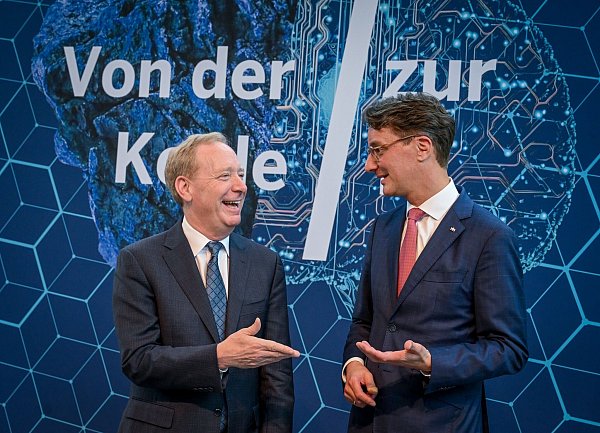 NRW-Ministerpräsident Hendrik Wüst (r., CDU) bei der Vorstellung der KI-Initiative mit Microsoft-Präsident Brad Smith in Berlin. - © Soeren Stache/dpa