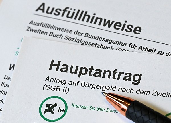 Im Jobcenter liegt ein Antrag auf Bürgergeld und dazu passende Ausfüllhinweise. - © Jens Kalaene/dpa