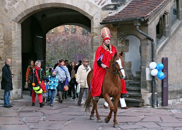 Vom Martinstag am 11. November leiten sich einige Bauernregeln ab. Bei Laternenumzügen wird der Heilige Martin heutzutage vielerorts gefeiert. - © Jan Woitas/dpa