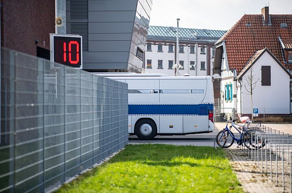 Auch die Gefangenentransporte in NRW werden vom Rechnungshof kritisiert. - © Guido Kirchner/dpa