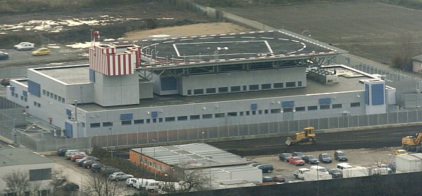 Der Hochsicherheitstrakt für Terrorprozesse in Düsseldorf. Mit bombenfestem Beton, Panzerglas, verborgenen Zufahrten und einem Hubschrauber-Landeplatz auf dem Dach. - © Franz-Peter Tschauner/dpa