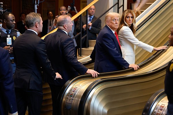 US-Präsident Donald Trump und First Lady Melania Trump treffen im UN-Hauptquartier ein. In seiner Rede spottet Trump motzt über kaputte Teleprompter und Rolltreppen. - © Stefan Jeremiah/AP/dpa