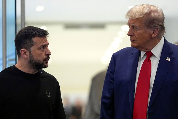 Wolodymyr Selenskyj, Präsident der Ukraine, trifft im September 2024 den damaligen US-Präsidentschaftskandidat Donald Trump. - © Julia Demaree Nikhinson/AP/dpa