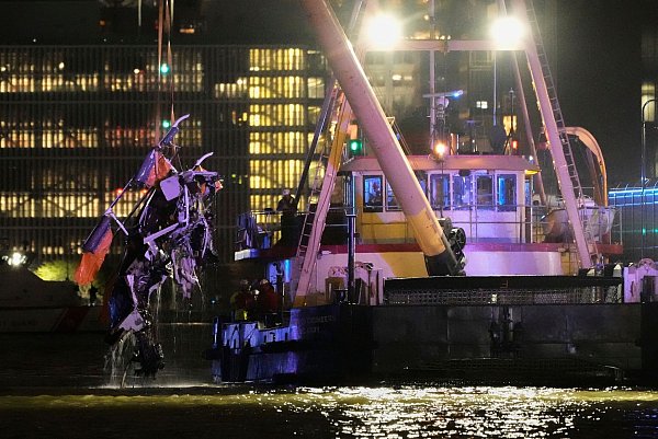 Ein Kran hebt das Wrack eines in den Hudson River gestürzten Hubschraubers an. - © Seth Wenig/AP/dpa