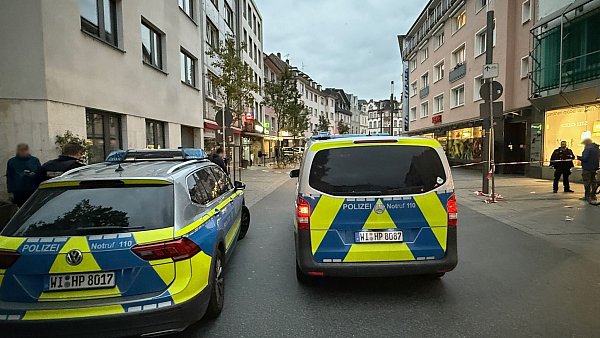 Gießen: Mehrere Streifenwagen sind nach den Schüssen in der Innenstadt im Einsatz. - © Mike Seeboth/dpa