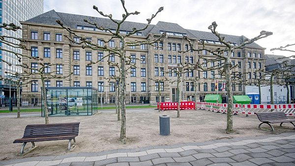 Staatsanwaltschaft und Landeskriminalamt (LKA) ermitteln wegen mutmaßlicher Korruption mit einem Schaden in Millionenhöhe rund um die Sanierung der Staatskanzlei. - © Henning Kaiser/dpa