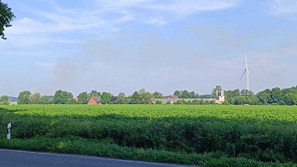 Ein Pferdestall in Melle/Bruchmühlen soll in Brand stehen. Die Warnapp Katwarn hat die Bevölkerung informiert, die Fenster zu schließen. - © Sven Hauhart