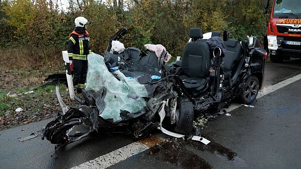 Ein völlig ausgebrannter Wagen auf der Unfallstraße in Ochtrup. - © Michel Fritzemeier/tv7news.de /d