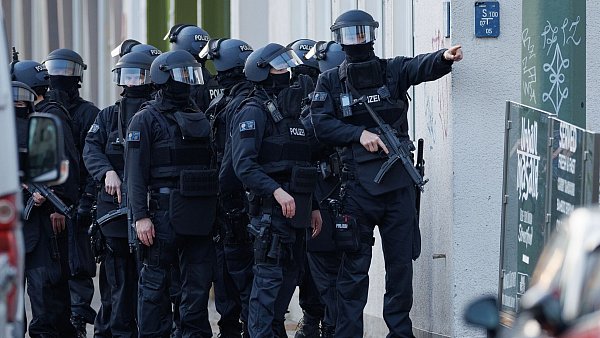 Schwerbewaffnete Einsatzkräfte der Polizei sichern eine Straße vor dem Landgericht in Bielefeld, nachdem die Schüsse gefallen sind. - © Friso Gentsch/dpa