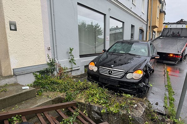 Ein Abschleppfahrzeug steht hinter einem Auto. Es handelt sich vermutlich um das Auto, mit dem ein Mann in Passau in eine Menschengruppe gefahren ist. - © Armin Weigel/dpa