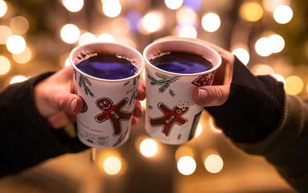 Glühwein, Kaffee und Kuchen sowie der beliebte Spießbraten stimmen in Altenbeken auf die Weihnachtszeit ein. - © Christoph Schmidt/dpa