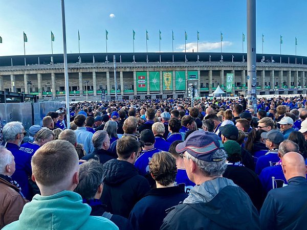 Die Durchsagen, andere Eingänge zu nutzen, waren am Ende der langen Schlangen nicht zu hören. - © Privat