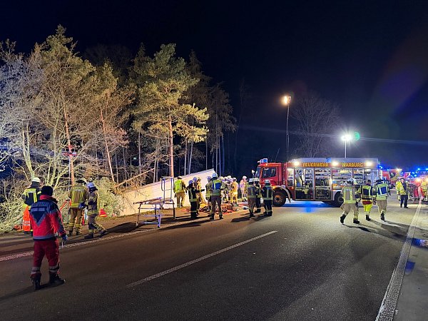 Der Lkw kam bei Warburg von der Fahrbahn der A44 ab. Der Fahrer musste von der Warburger Feuerwehr befreit werden. - © Feuerwehr Warburg