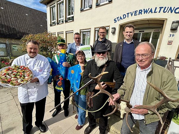 Für den Wildschütz-Klostermann-Markt in LIchtenau machen sich (v. l.) Christoph Klare, Dennis Biela, Georg Wigge, Martina Wolf-Sedlatschek, Fabian Wälter, Volkmar Masurek, Moritz Freiherr von Twickel und Wolfgang Scholle stark. - © Jens Reddeker