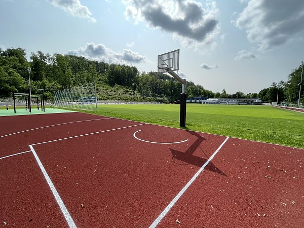Ein neuer Basketballkorb, ein Kleinspielfeld für Fußball sowie Fußballtennis und Volleyballmöglichkeiten erweitern das sportliche Angebot. - © Stadt Bad Wünnenberg