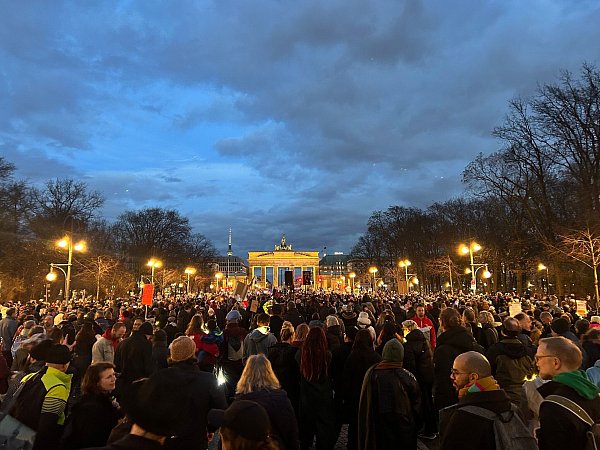 Menschen bei der Demonstration gegen rechts vor dem Brandenburger Tor in Berlin. - © Marion van der Kraats/dpa-Zentralbild/dpa