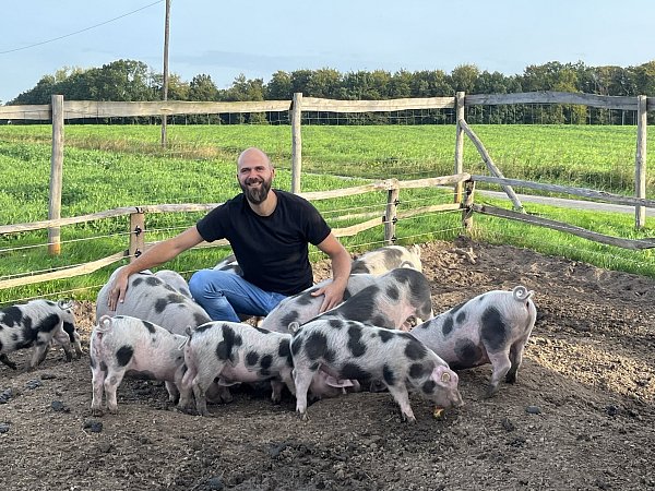 Mit seinen bunten Bentheimer Schweinen setzt Alexander Wellmann auf regionale Qualität und nachhaltigen Genuss. - © Merkur Group