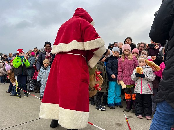 Der Nikolaus in Aktion (Archivbild). - © Flugplatz Bielefeld