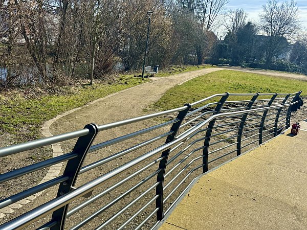 Die neue Brücke am Franz-Kleine-Park ist abends indirekt beleuchtet, durch LED-Lichter in den Handläufen. - © Jens Reddeker