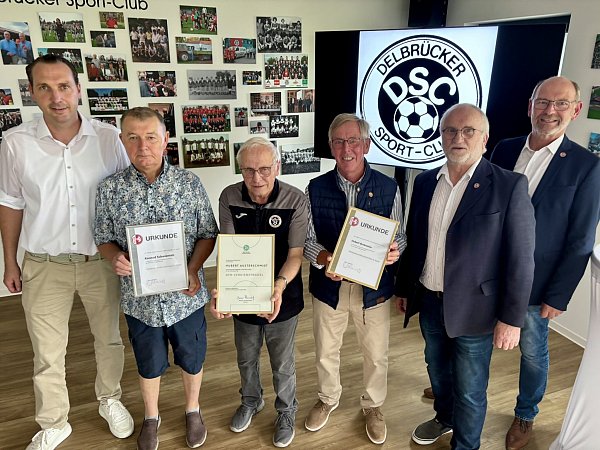 Für ihre Verdienste im Ehrenamt beim DSC wurden ausgezeichnet (ab 2. v. l.) Konrad Schwientek, Hubert Austerschmidt und Hubert Brokmeier. Die Ehrungen übernahmen FLVW-Kreischef Dietmar Ape (2. v. r.) und der Kreis-Ehrenamtsbeauftragte Bernhard Winkel. Stolz auf den Einsatz ist Vereinschef Elmar Westermeyer. - © Jens Reddeker