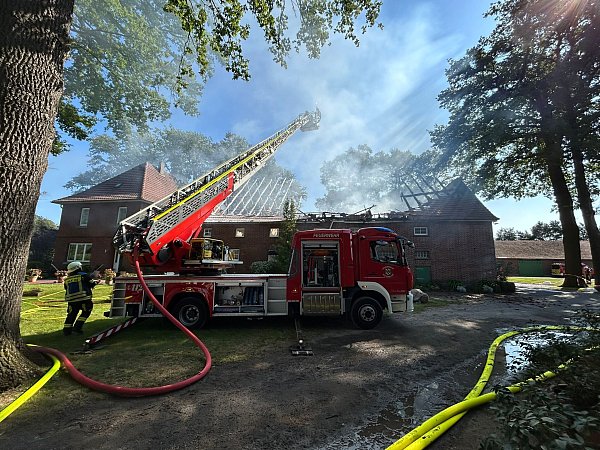 100 Rettungskräfte waren im Sommer an der Straße Am Stellbrink im Einsatz. - © Christian Bröder