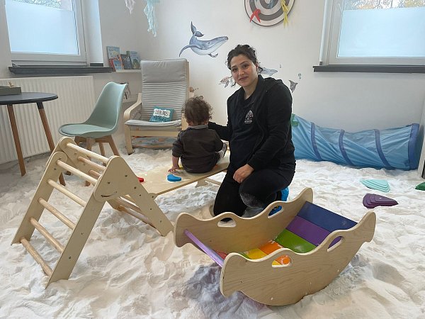 Jasmina Chahrour und ihr Sohn Jibrail auf dem Salzspielplatz in der Bad Lippspringer Bambini-Welt. - © Jule Prietzel
