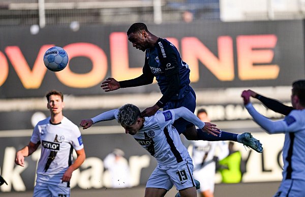 Paderborns Ilyas Ansah hat die Lufthoheit im Kopfballduell mit Elversbergs Lukas Pinckert. - © Silas Schueller/Defodi Images/dpa